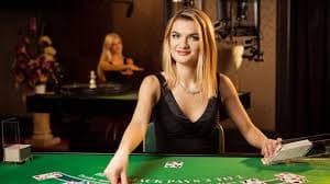Layar perangkat menampilkan taruhan sportsbook dan live casino betsaya